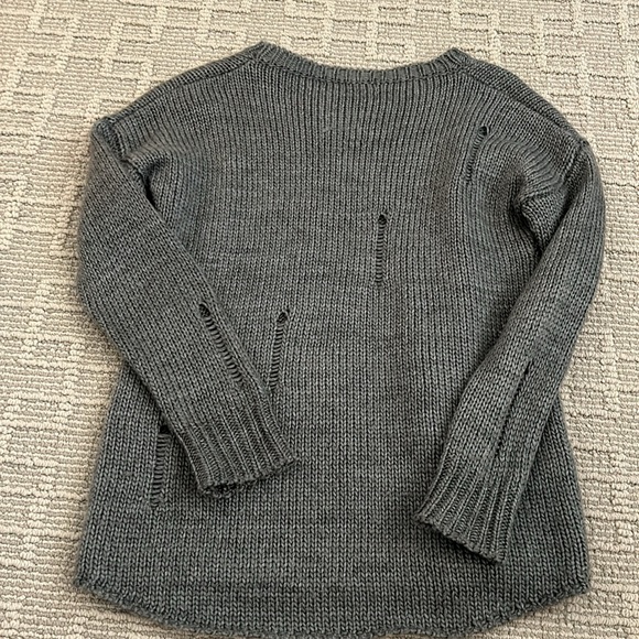Girls ragdoll and rockets brand distressed, looking gray sweater size medium - Picture 4 of 4